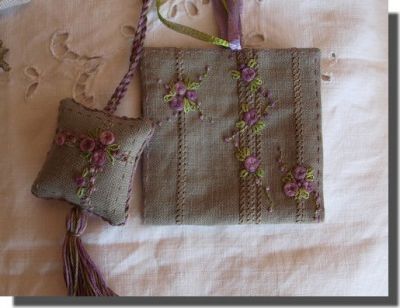 схема вышивки игольницы и маячка к ножницам с розами с использованием разных декоративных швов