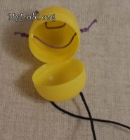 используем цветной шнур для создания ручек-ножек