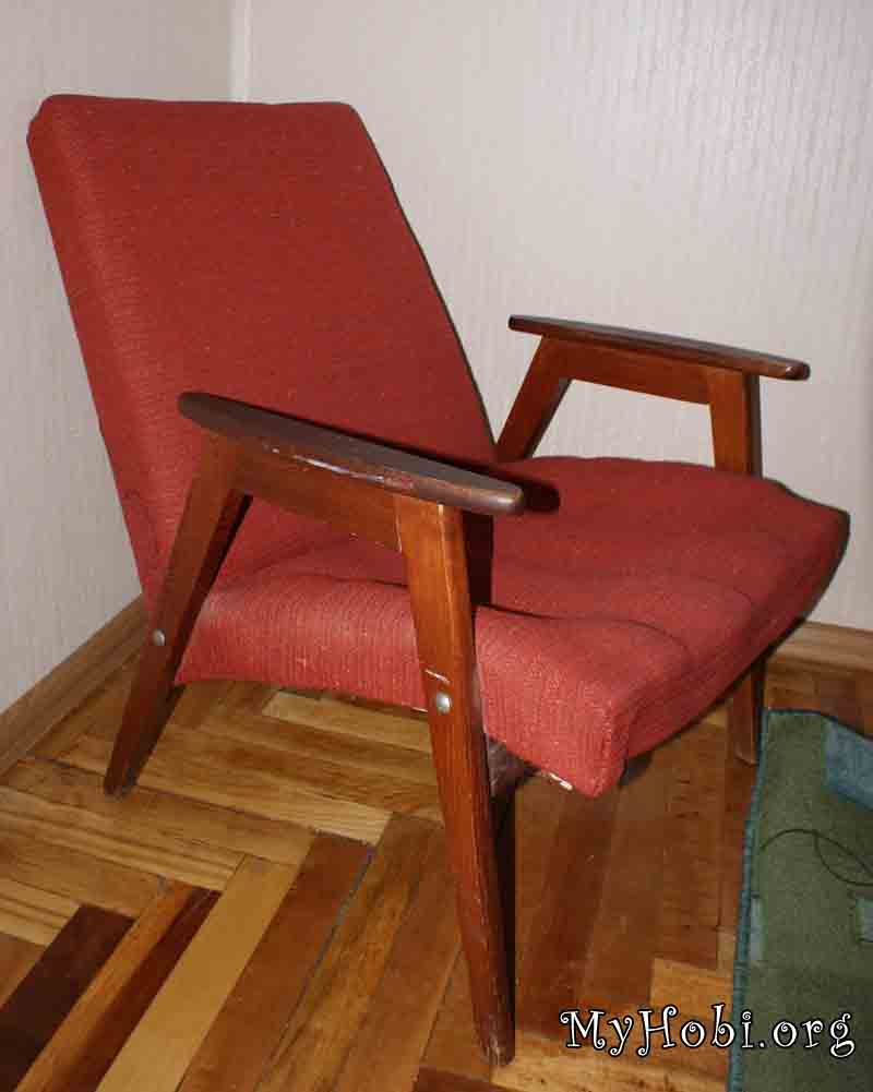 старое мягкое кресло для реставрации