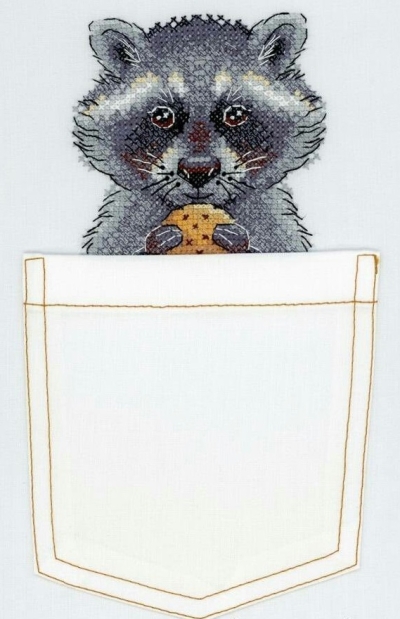 Вышивка крестом Енот с пряником