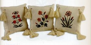Декоративные цветочные подушки