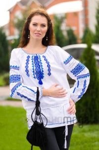 Женская вышиванка в голубых тонах