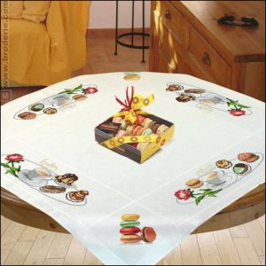 Скатерть с макарунами