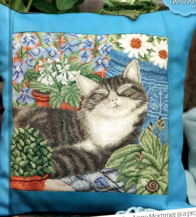 Вышивка крестом подушка Спящий кот