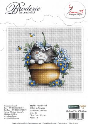 Котенок в цветах