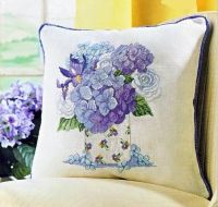 Подушка с букетом гортензий