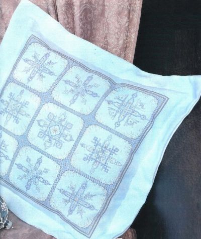 Вышивка крестом Подушка со снежинками
